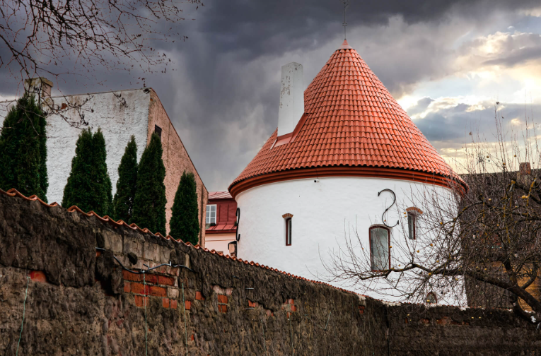 Punane Torn, Estonia